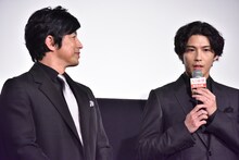 左から大沢たかお、賀来賢人。