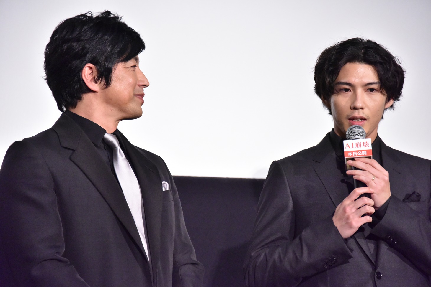 左から大沢たかお、賀来賢人。