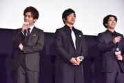 左から岩田剛典、大沢たかお、賀来賢人。