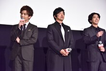 左から岩田剛典、大沢たかお、賀来賢人。