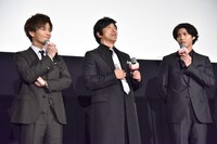 左から岩田剛典、大沢たかお、賀来賢人。
