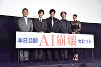 左から入江悠監督、岩田剛典、大沢たかお、賀来賢人、広瀬アリス。