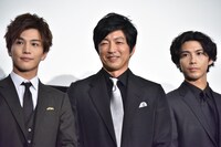 左から岩田剛典、大沢たかお、賀来賢人。
