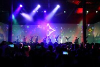 JO1のライブパフォーマンスの様子。