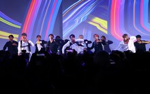 JO1のライブパフォーマンスの様子。