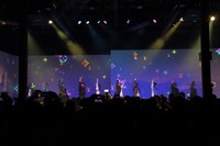 JO1のライブパフォーマンスの様子。