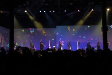 JO1のライブパフォーマンスの様子。