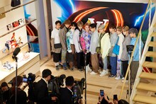 JO1のフォトセッションの様子。