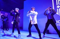 JO1のライブパフォーマンスの様子。