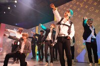 JO1のライブパフォーマンスの様子。