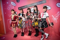 「マダム・タッソー東京」AKB48エリアより左から大島優子フィギュア、前田彩佳、久保怜音、大盛真歩、渡辺麻友フィギュア。