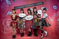 「マダム・タッソー東京」AKB48エリアより左から大島優子フィギュア、前田彩佳、久保怜音、大盛真歩、渡辺麻友フィギュア。