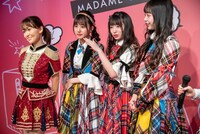 左から大島優子フィギュア、前田彩佳、久保怜音、大盛真歩。