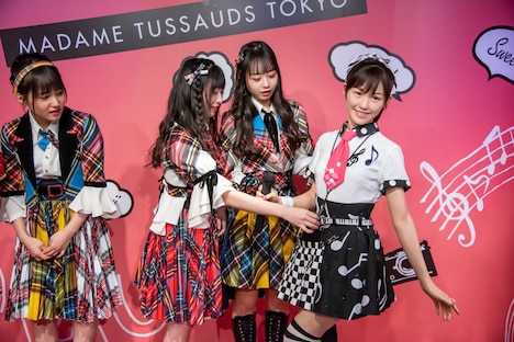 左から前田彩佳、久保怜音、大盛真歩、渡辺麻友フィギュア。