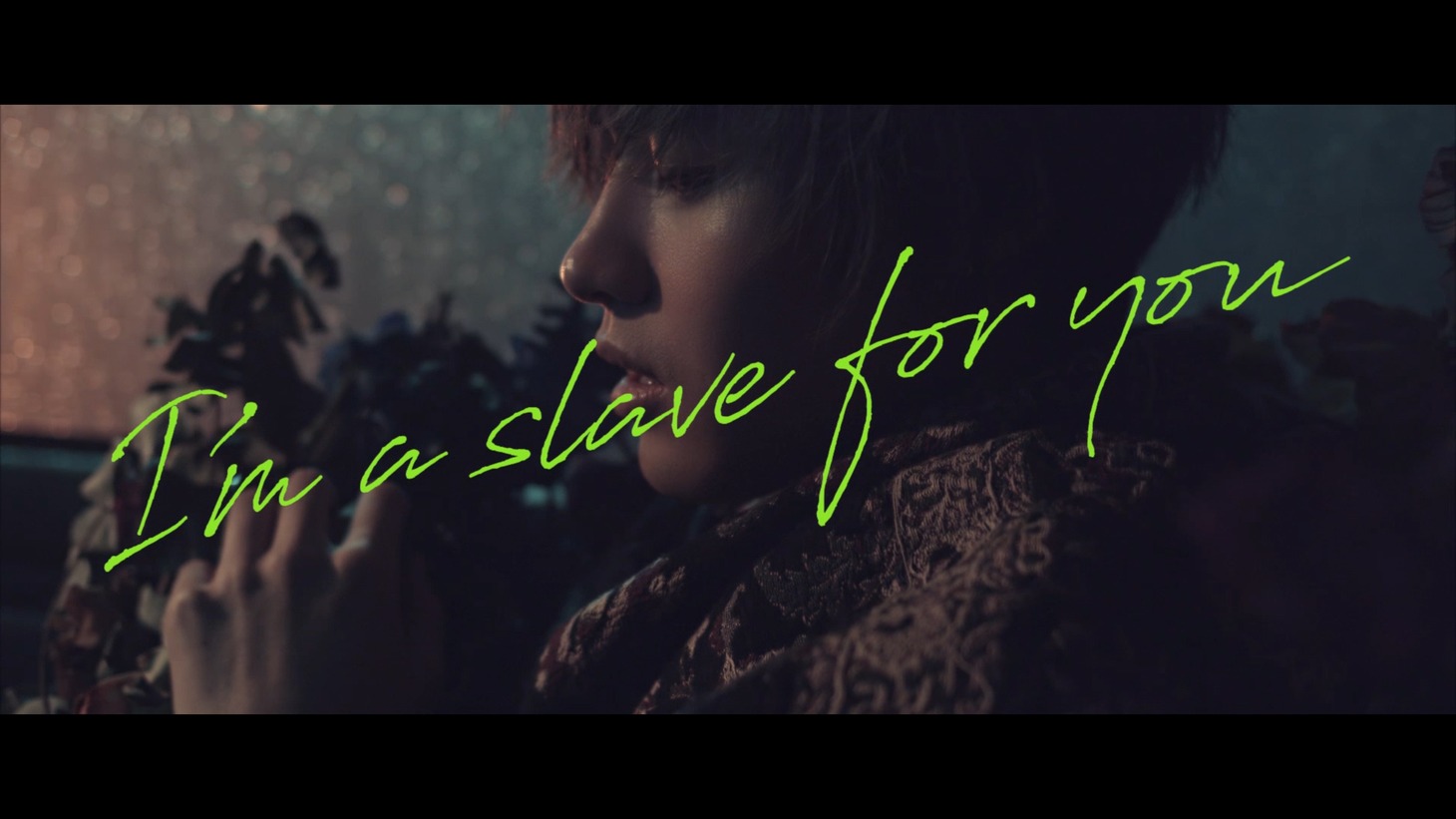 川口レイジ「I'm a slave for you」ミュージックビデオのワンシーン。