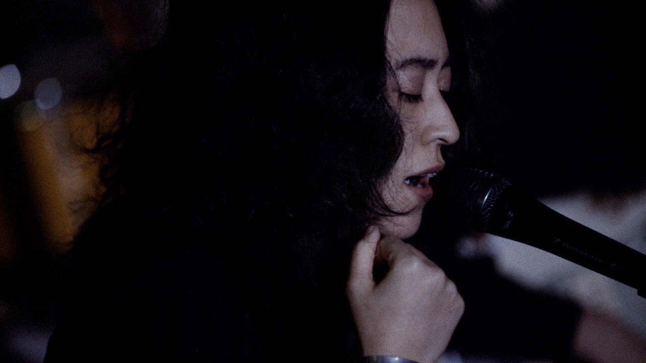 角銅真実が吉祥寺キチムで歌うショートビデオ公開、ライター松永良平によるテキストも