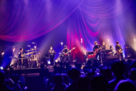 「ONEMAN HALL TOUR 2019-2020『心実』」東京・中野サンプラザホール公演の様子。（撮影：鳥居洋介）