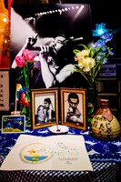 会場入口に用意された江戸アケミの写真。（撮影：西岡浩記）