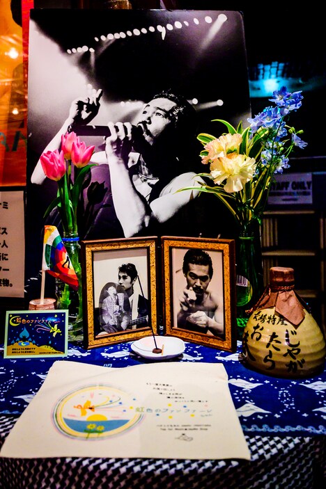 会場入口に用意された江戸アケミの写真。（撮影：西岡浩記）