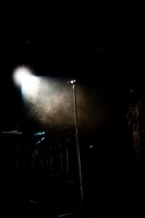 「夢の海」演奏中、スポットライトが当たるマイクスタンド。（撮影：西岡浩記）