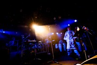 「夢の海」演奏中の様子。（撮影：西岡浩記）