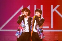 肩を組む板垣瑞生と吉田仁人。