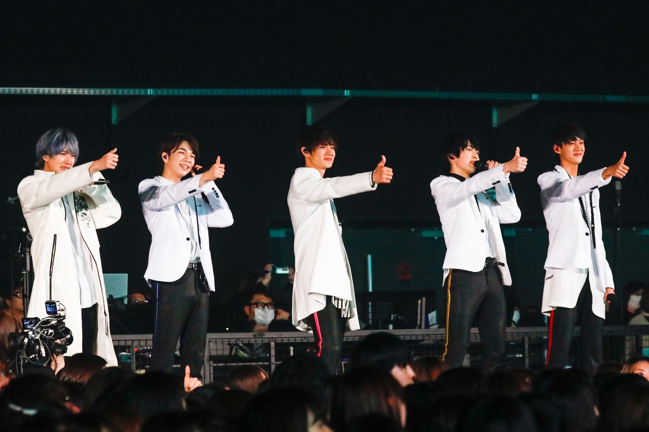 左から山中柔太朗、塩崎太智、佐野勇斗、吉田仁人、曽野舜太