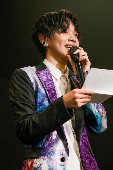 手紙を読み上げる宮世琉弥。