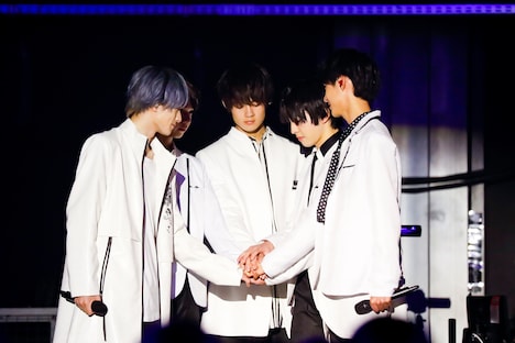 円陣を組むM!LK。