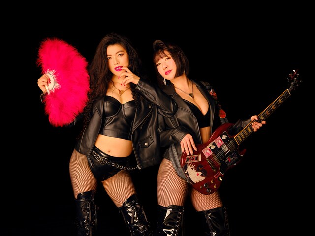 ベッド・イン（右が中尊寺まい）