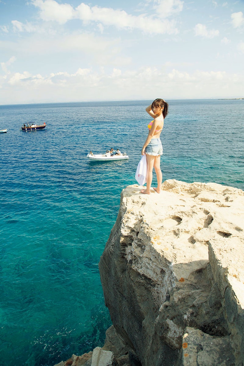 与田祐希2nd写真集「無口な時間」より。（撮影：菊地泰久）