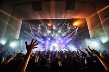 「LUNA SEA 30th Anniversary Tour 2020-CROSS THE UNIVERSE-」埼玉・三郷市文化会館公演の様子。（撮影：田辺佳子）