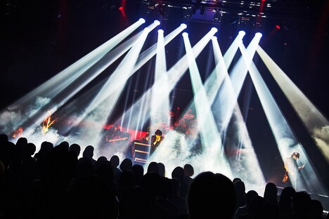 「LUNA SEA 30th Anniversary Tour 2020-CROSS THE UNIVERSE-」埼玉・三郷市文化会館公演の様子。（撮影：田辺佳子）