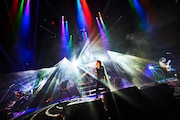 「LUNA SEA 30th Anniversary Tour 2020-CROSS THE UNIVERSE-」埼玉・三郷市文化会館公演の様子。(撮影:田辺佳子)