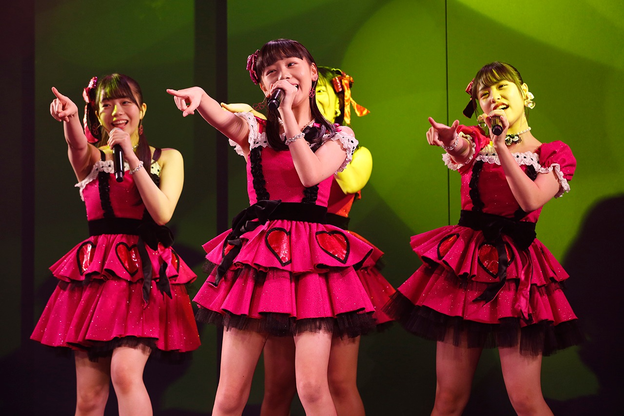 「アイドルなんて呼ばないで」を披露する工藤理子、立仙百佳、南有梨菜、川又優菜。(c)STU
