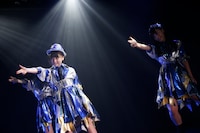 「僕とジュリエットとジェットコースター」を披露する田中美帆、清水紗良、今泉美利愛。(c)STU