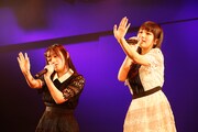 「ヒグラシノコイ」を歌う田村菜月と川又あん奈。(c)STU