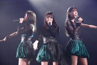 「愛しさのdefense」を披露する田口玲佳、内海里音、吉田彩良。(c)STU