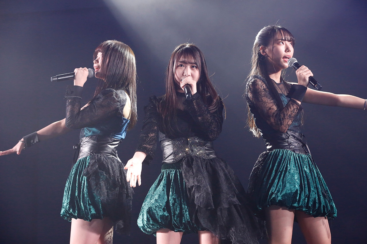 「愛しさのdefense」を披露する田口玲佳、内海里音、吉田彩良。(c)STU