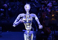 渋谷慶一郎「Inter-Resonance:Inter-Organics Japanese Performance and Sound Art『Scary Beauty』公演」の様子。 （Photo by Sharjah Art Foundation）