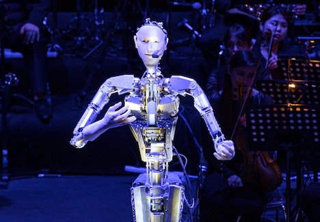 渋谷慶一郎「Inter-Resonance:Inter-Organics Japanese Performance and Sound Art『Scary Beauty』公演」の様子。 （Photo by Sharjah Art Foundation）