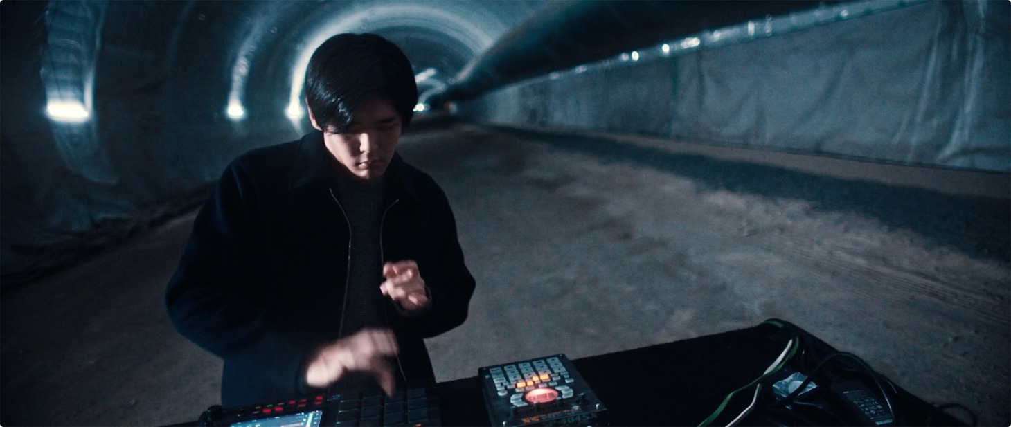 「Tunnelling Beats（feat. STUTS）」のワンシーン。