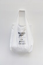 04 Limited Sazabys×リーボックコラボデザインのシューズバッグ。