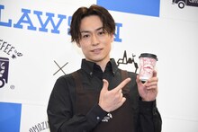 「アメージング チョコモ～モ～ THE SECOND」をアピールするEXILE TETSUYA。