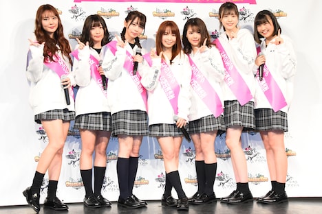 「ラストアイドル×ドラゴンエッグCM出演権争奪バトル」を勝ち抜いたラストアイドルメンバー。左から池松愛理、高橋みのり、篠原望、西村歩乃果、下間花梨、阿部菜々実、小澤愛実。