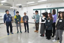 昭和女子大学を訪れたタモリ電車クラブ。(c)テレビ朝日