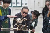 駅構内模型を見るタモリ電車クラブ。(c)テレビ朝日