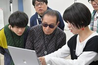 昭和女子大学を訪れたタモリ電車クラブ。(c)テレビ朝日