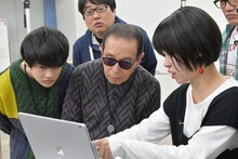 昭和女子大学を訪れたタモリ電車クラブ。(c)テレビ朝日