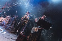 左から諸石和馬、バンビ、あーちゃん。（撮影：真島洸）